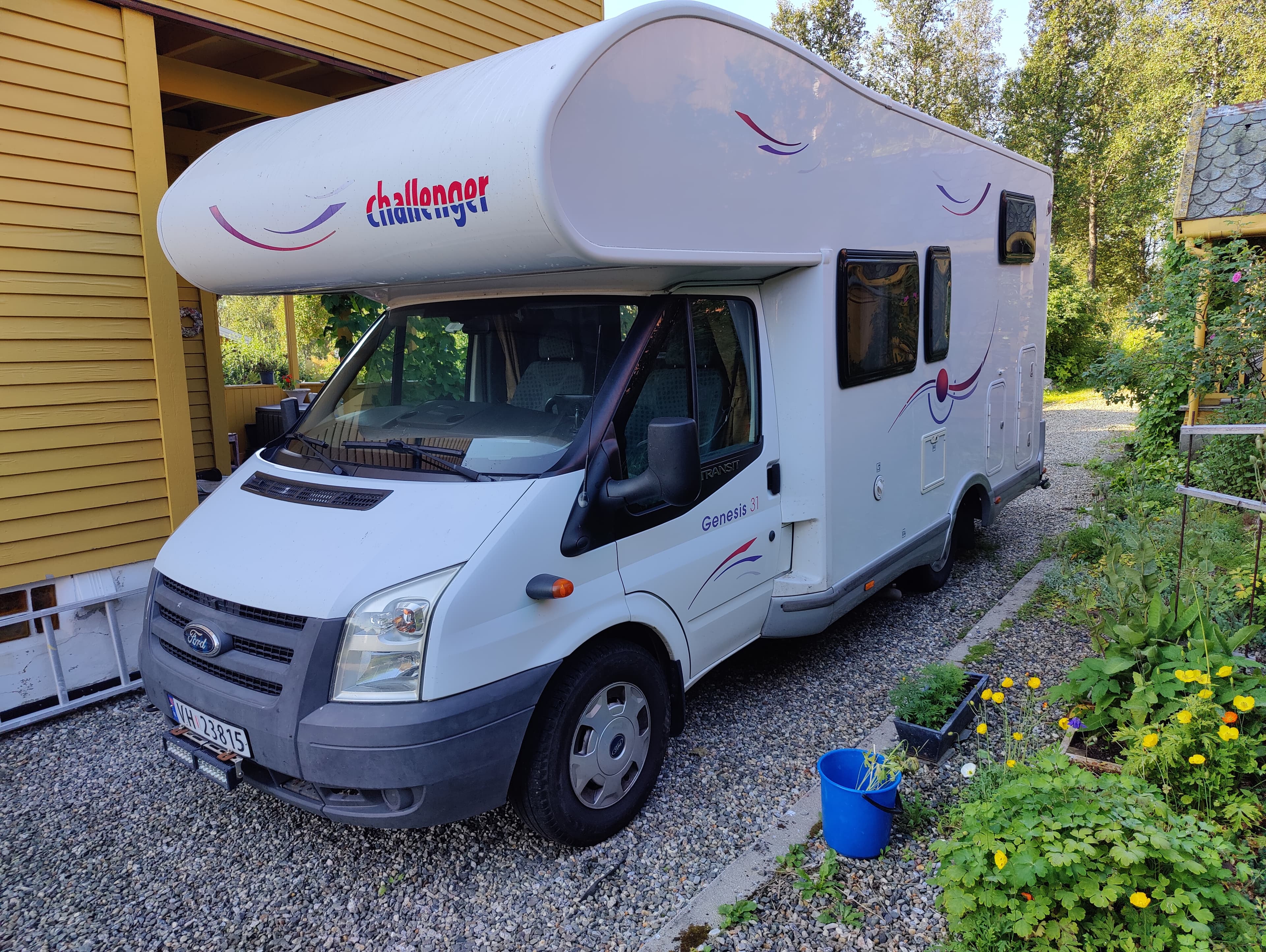 Lettkjørt liten Alkove bobil med god plass.
