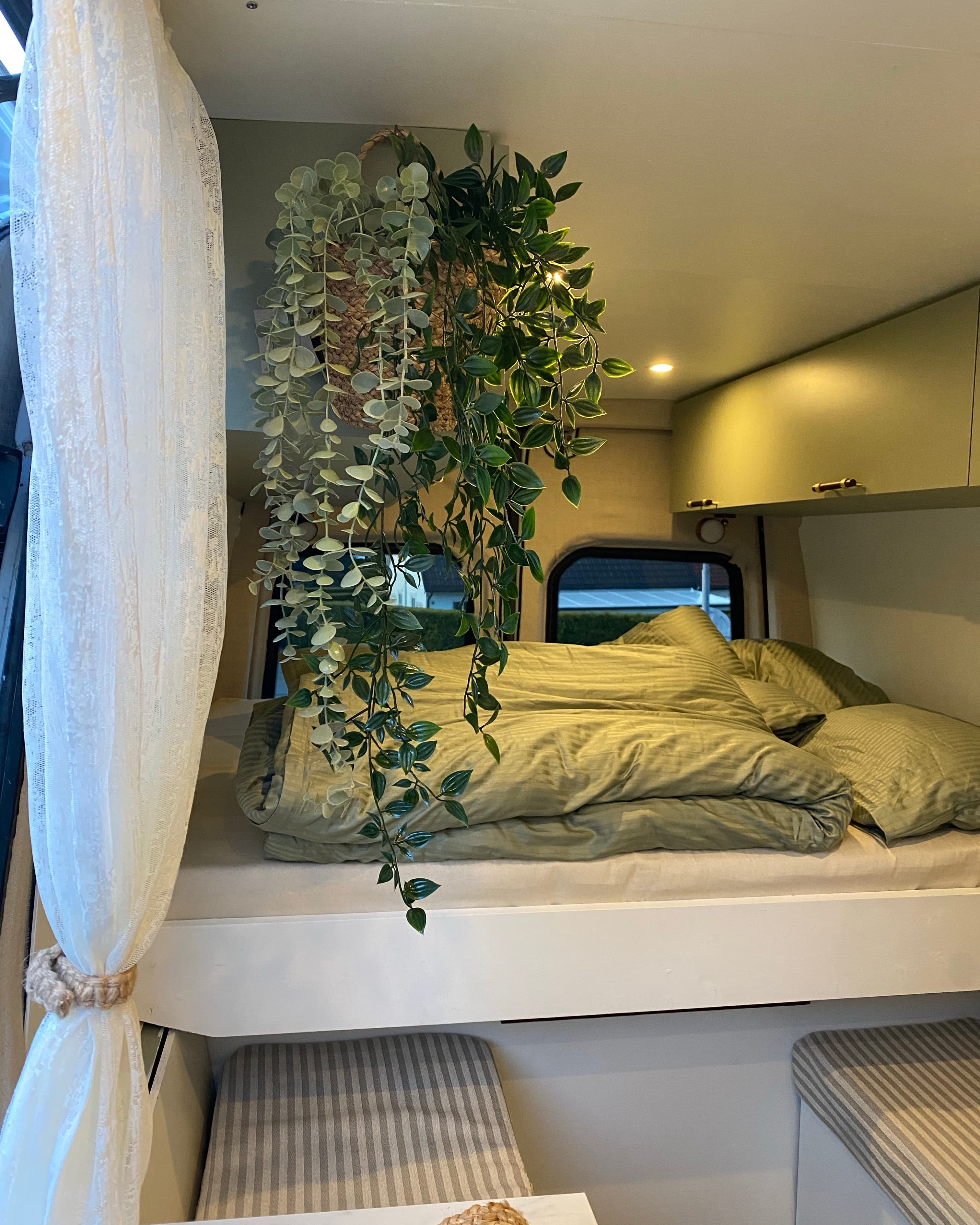 Winter-friendly 3-Person campervan w/shower. Solar powered.