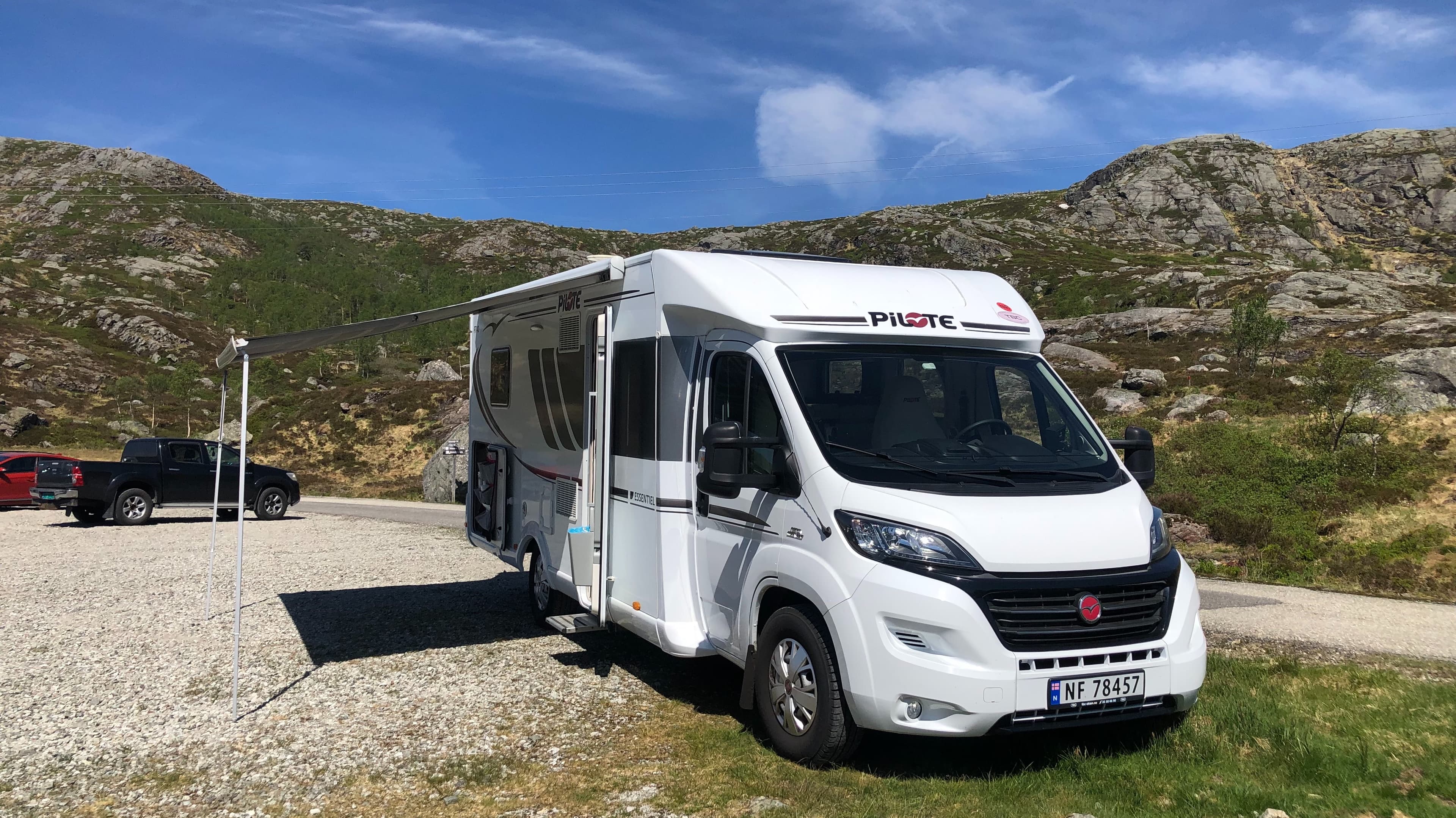 Host speaks English and Norwegian. The driver must have prior experience with this kind of large vehicles. Vil du starte ferien din i Stavanger? Opplev flotte fjorder, fjell i Sirdal eller lange strender på Jæren. 