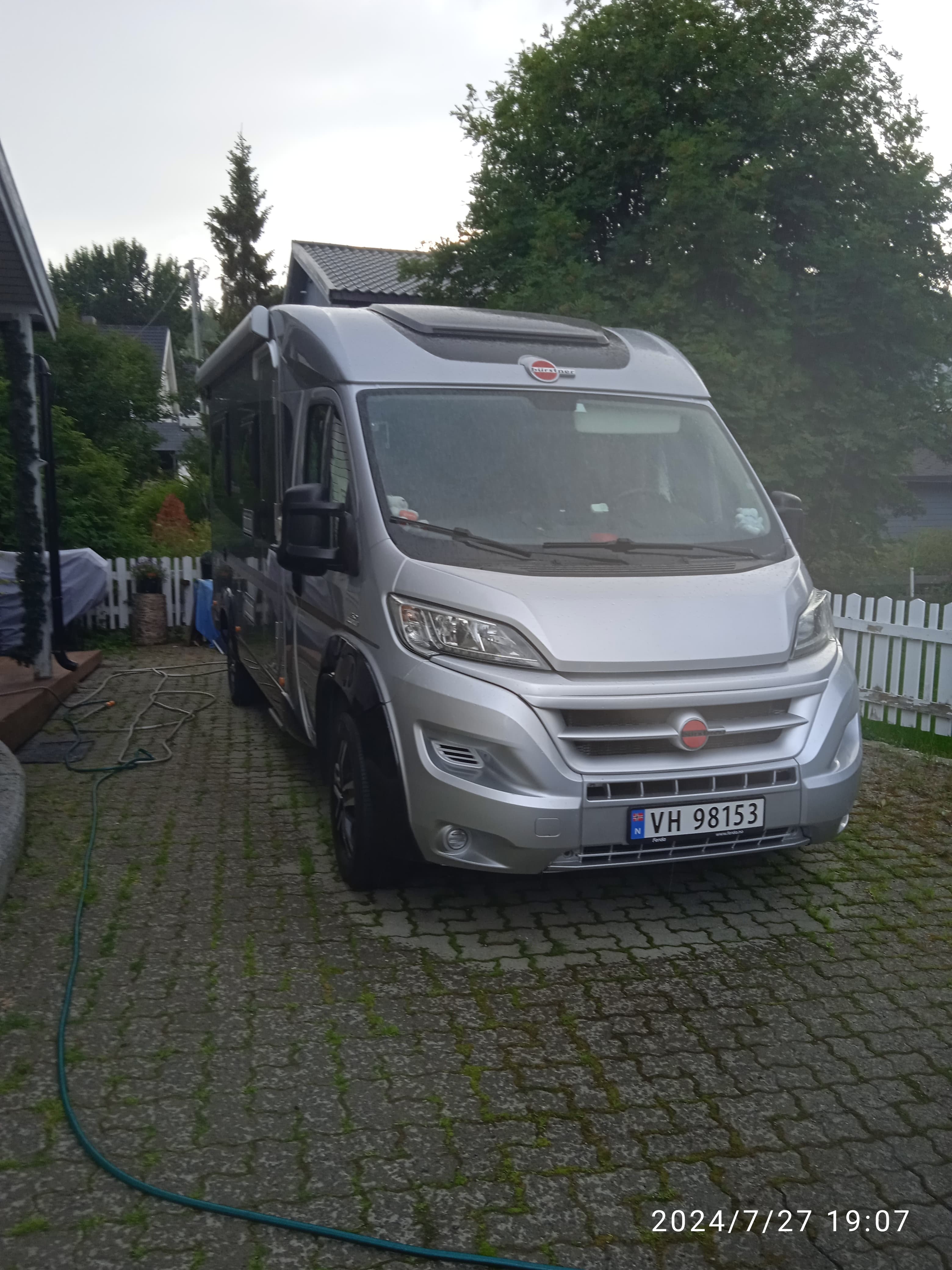 enkel å kjøre og den smale bilen kommer  lett frem over alt .. 