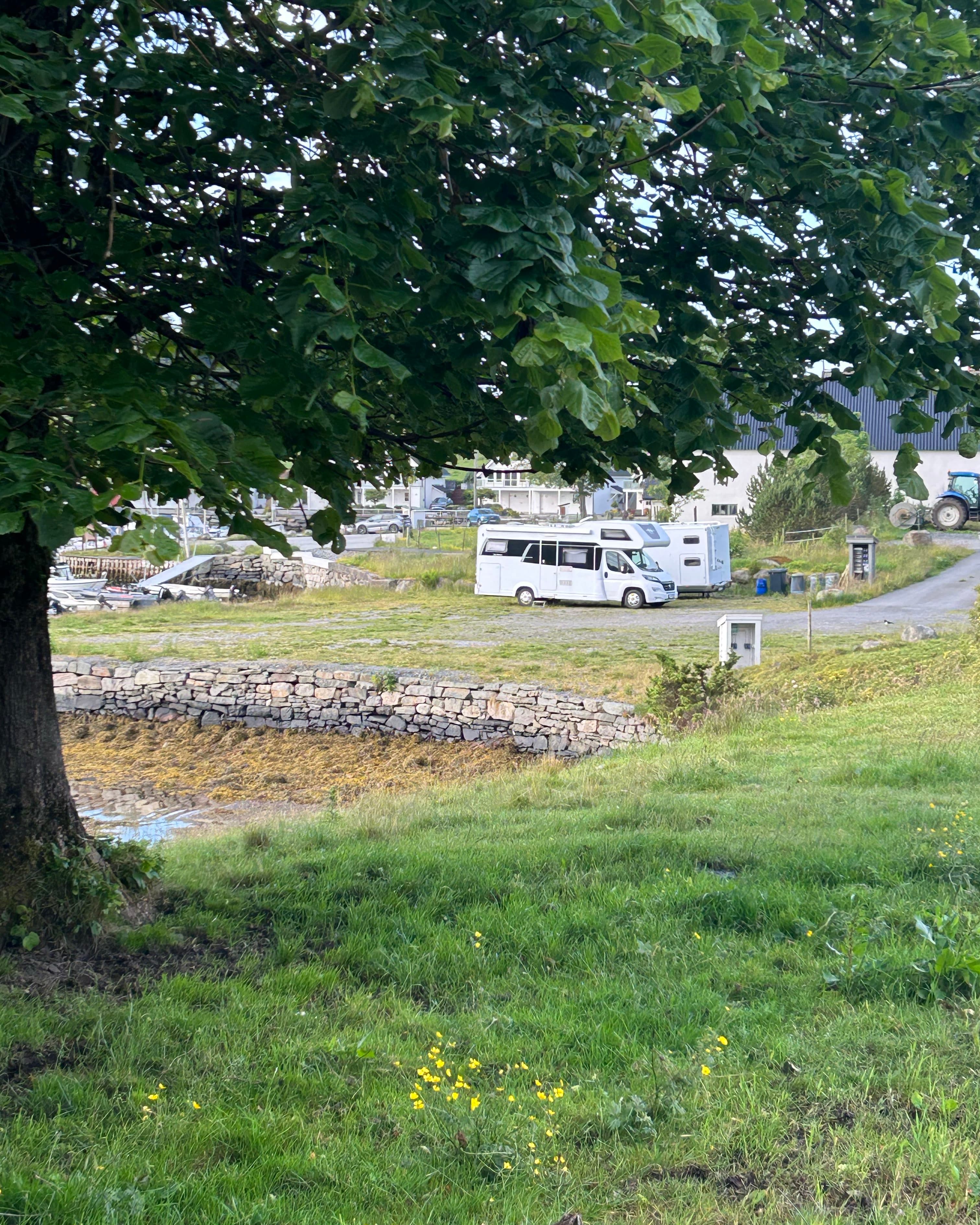 Unik bobilopplevelse! Hobby A70GM til leie – med projektor, lerret og mobilt bredbånd